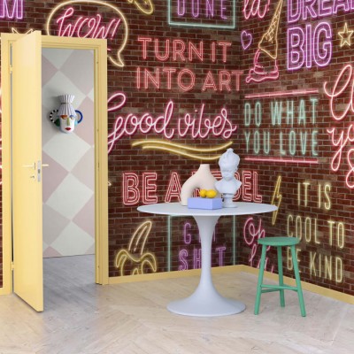 Tapet Neon Vibes, Brickwall, cu mesaje inspiratoare și text neon pe un fundal de cărămidă.