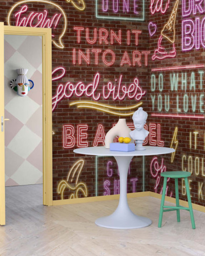Tapet Neon Vibes, Brickwall, cu mesaje inspiratoare și text neon pe un fundal de cărămidă.
