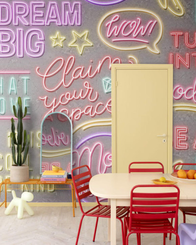 Tapet cu design modern și vibrant, inspirat din atmosfera străzilor luminoase, cu text neon pe un fundal de beton.