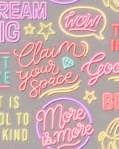 Tapet cu design modern și vibrant, inspirat din atmosfera străzilor luminoase, cu text neon pe un fundal de beton.