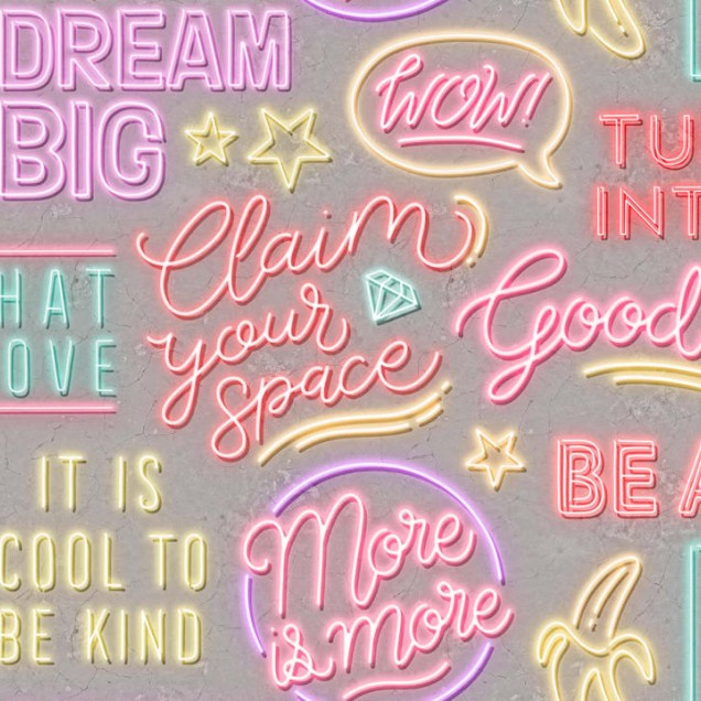 Tapet cu design modern și vibrant, inspirat din atmosfera străzilor luminoase, cu text neon pe un fundal de beton.