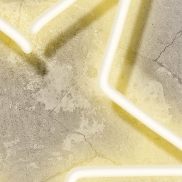 Tapet cu design modern și vibrant, inspirat din atmosfera străzilor luminoase, cu text neon pe un fundal de beton.