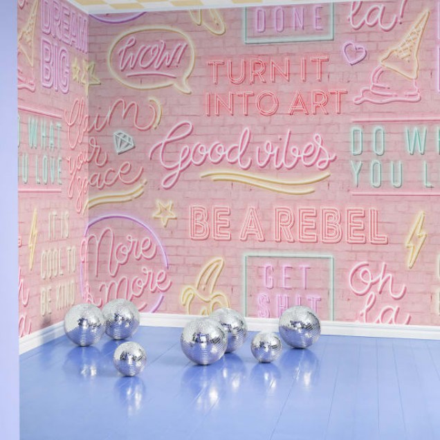 Tapet Neon Vibes, Pink Bricks, cu design modern de cărămidă roz și mesaje luminoase.