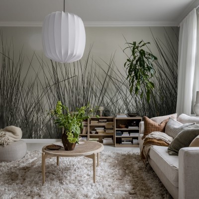 Tapet Coastal Reed, ilustrând stuf în tonuri de gri, într-un living decorat minimalist.