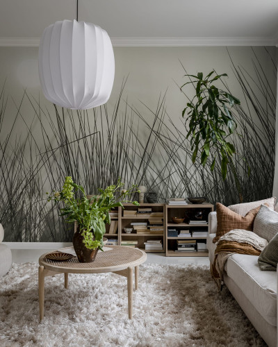 Tapet Coastal Reed, ilustrând stuf în tonuri de gri, într-un living decorat minimalist.