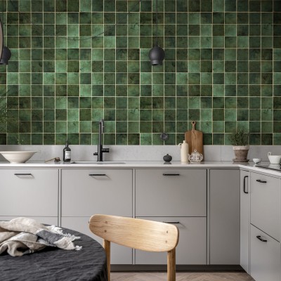 Tapet Ceramic Tiles, Emerald, cu aspect de plăci ceramice verzi, cu detalii aurii, montat pe un perete din bucătărie.