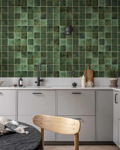 Tapet Ceramic Tiles, Emerald, cu aspect de plăci ceramice verzi, cu detalii aurii, montat pe un perete din bucătărie.