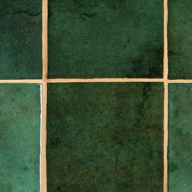 Tapet Ceramic Tiles, Emerald, cu aspect de plăci ceramice verzi, cu detalii aurii, montat pe un perete din bucătărie.
