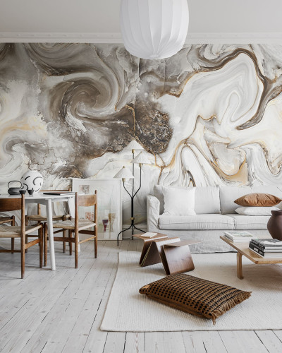 Tapet cu marmură abstract, Marble Swirl Nougat, în tonuri de maro, bej și gri, în livingul unei case moderne