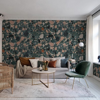Tapet Terazzo Bold, cu design marmură verde, cu nuanțe de roz și gri, într-un living modern.