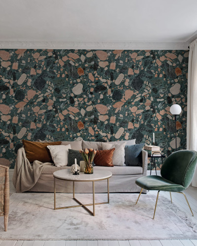 Tapet Terazzo Bold, cu design marmură verde, cu nuanțe de roz și gri, într-un living modern.