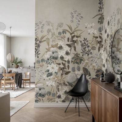 Tapet floral Alice’s Garden Sand cu model bogat și elegant, în nuanțe subtile de gri și maro.