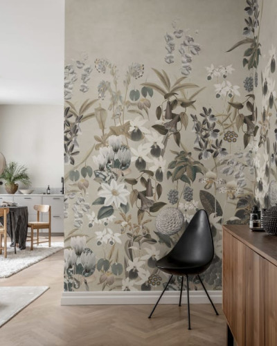 Tapet floral Alice’s Garden Sand cu model bogat și elegant, în nuanțe subtile de gri și maro.