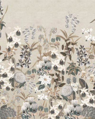 Tapet floral Alice’s Garden Sand cu model bogat și elegant, în nuanțe subtile de gri și maro.
