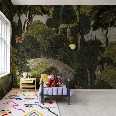 Tapet Hiding Spot, Evening, cu un design inspirat din natura, cu copaci, animale salbatice si culori calde.