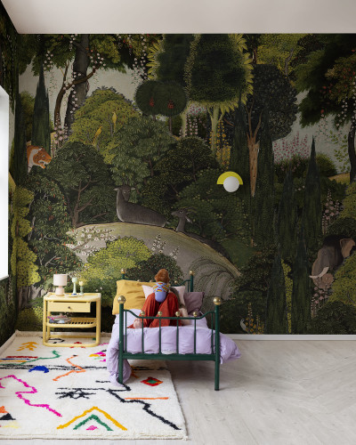 Tapet Hiding Spot, Evening, cu un design inspirat din natura, cu copaci, animale salbatice si culori calde.