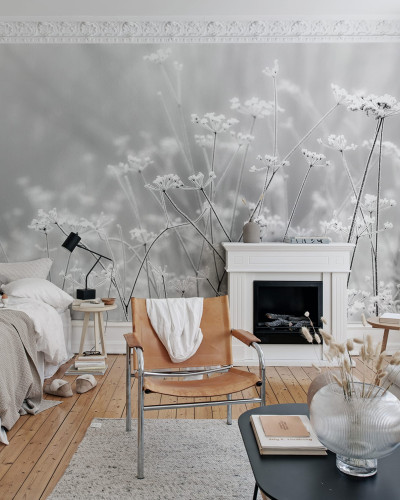 Tapet cu flori înghețate Frosty Straw, imagine minimalistă cu flori albe și gri pe un fundal gri, perfect pentru living sau dormitor.