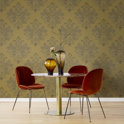 Tapetul Baroque Pearl, Yellow, cu design baroc elegant si culoare galbena calda, aduce rafinament oricarui spatiu.