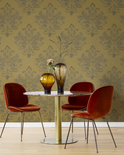 Tapetul Baroque Pearl, Yellow, cu design baroc elegant si culoare galbena calda, aduce rafinament oricarui spatiu.