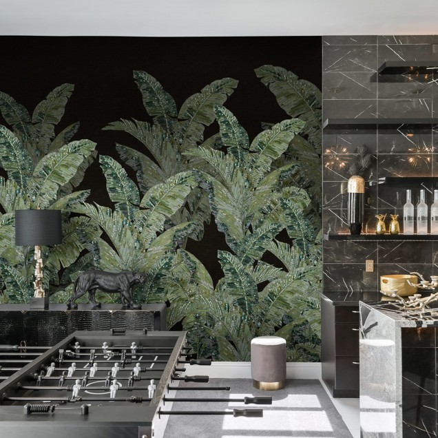 Jungle Pearl, Black tapet cu frunze de palmier verzi strălucitoare pe fundal negru.