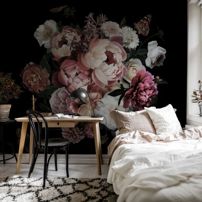 Tapet floral Dark Bouquet, cu flori delicate în nuanțe vibrante de roz și roșu, pe un fundal negru, în camera de zi.