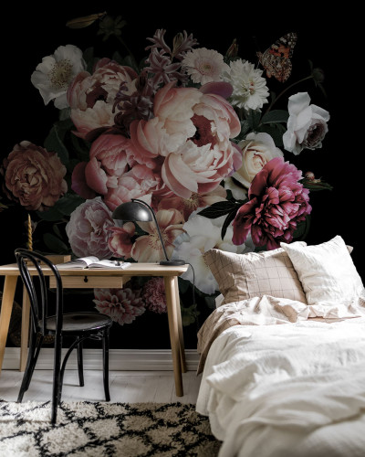 Tapet floral Dark Bouquet, cu flori delicate în nuanțe vibrante de roz și roșu, pe un fundal negru, în camera de zi.