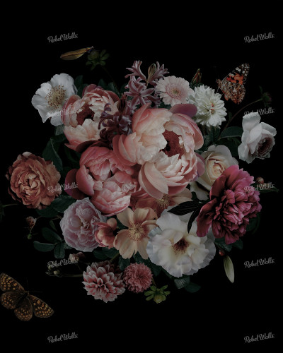 Tapet floral Dark Bouquet, cu flori delicate în nuanțe vibrante de roz și roșu, pe un fundal negru, în camera de zi.