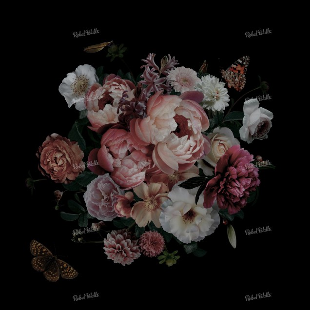 Tapet floral Dark Bouquet, cu flori delicate în nuanțe vibrante de roz și roșu, pe un fundal negru, în camera de zi.