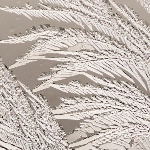 Tapet Ice Crystals cu un model delicat de cristale de gheață,  în nuanțe de bej,  într-un interior modern,  într-o zonă de luat masa.