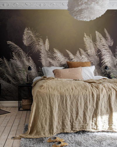 Tapet cu design modern, ilustrează un peisaj natural, cu stuf și un cer nocturn.