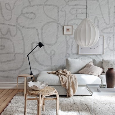Tapet cu design abstract in nuante de alb si gri, cu linii delicate, aplicat intr-un living modern.