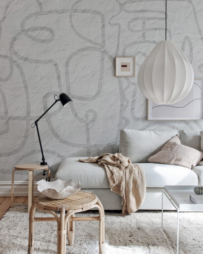 Tapet cu design abstract in nuante de alb si gri, cu linii delicate, aplicat intr-un living modern.