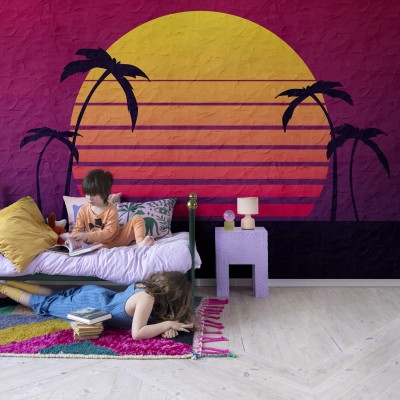 Un tapet cu un apus de soare tropical cu palmieri silueți în fața unui soare roșu aprins.