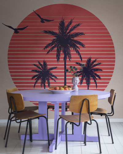 Palms Soft Pink, , cu design minimalist, cu palmieri siluetați pe un fundal de apus de soare cu dungi în tonuri de roz pal.