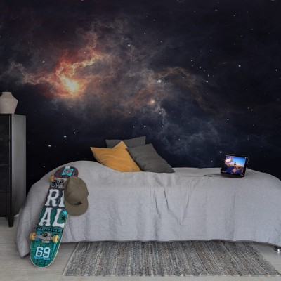 Tapet Amazing Space cu o nebuloasă roșie și stele sclipitoare, decorat cu o pat, o noptieră și un skateboard.