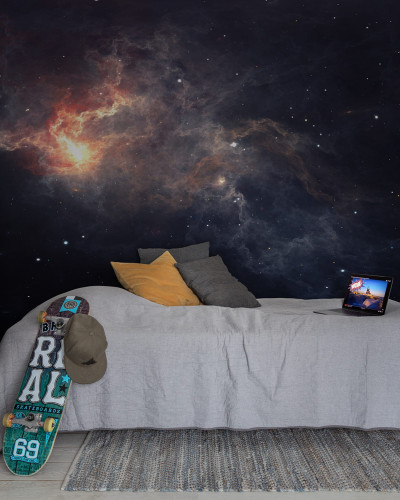 Tapet Amazing Space cu o nebuloasă roșie și stele sclipitoare, decorat cu o pat, o noptieră și un skateboard.
