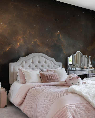 Imagine cu tapet In Space care prezintă nebuloase și stele strălucitoare pe un fundal negru. Tapetul este aplicat pe un perete din dormitor.