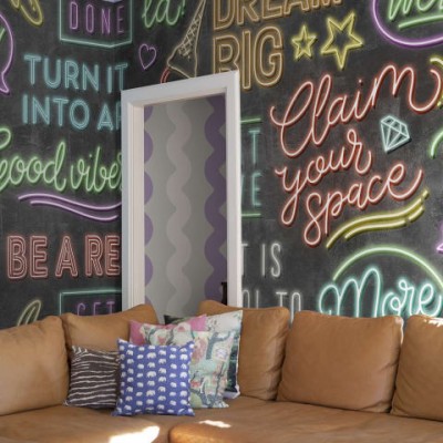 Tapet cu un design vibrant, cu un imprimeu cu litere neon colorate pe un fundal gri.