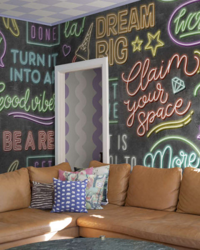 Tapet cu un design vibrant, cu un imprimeu cu litere neon colorate pe un fundal gri.