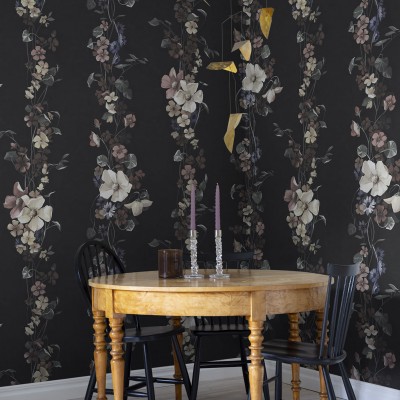 Tapet floral vintage cu flori delicate pe un fond negru