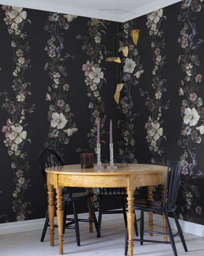 Tapet floral vintage cu flori delicate pe un fond negru