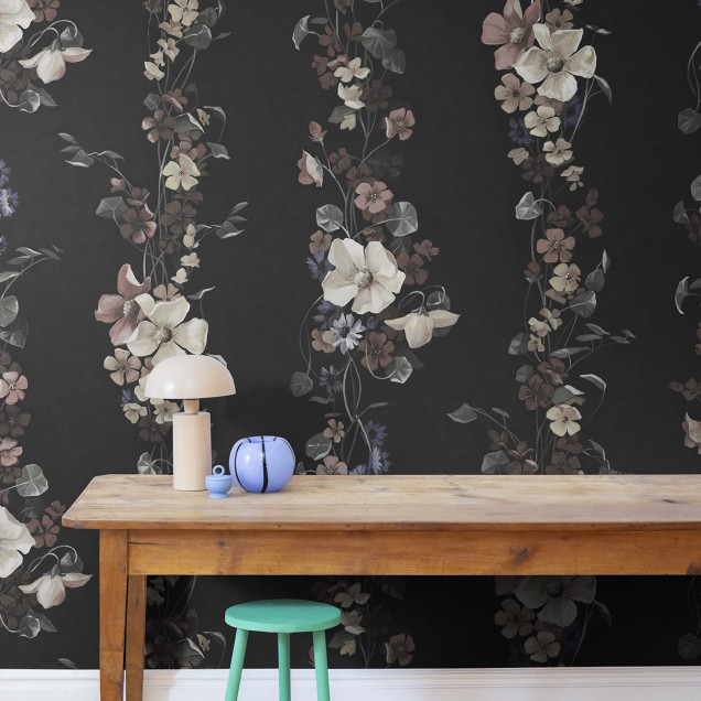 Tapet floral vintage cu flori delicate pe un fond negru