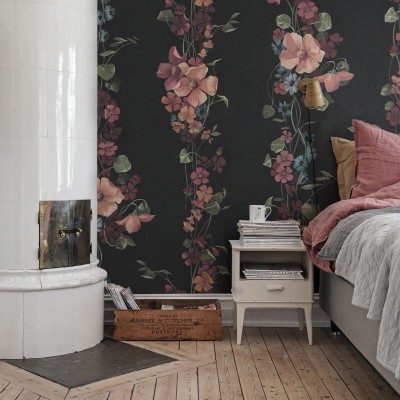 Tapet floral cu flori delicate în nuanțe de roz și portocaliu pe un fundal întunecat
