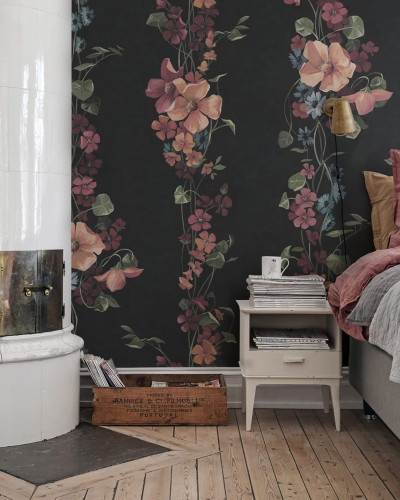 Tapet floral cu flori delicate în nuanțe de roz și portocaliu pe un fundal întunecat