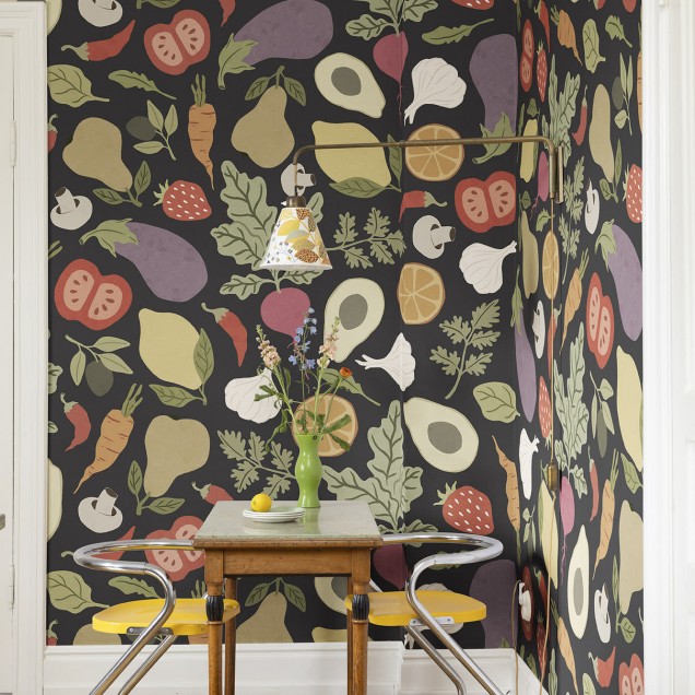 Tapet cu design unic, Eat your Greens Midnight, cu o colecție de legume și fructe colorate pe un fundal negru elegant.