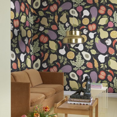 Tapet cu design unic, Eat your Greens Midnight, cu o colecție de legume și fructe colorate pe un fundal negru elegant.