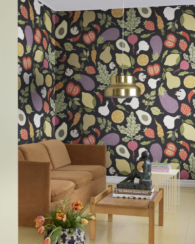 Tapet cu design unic, Eat your Greens Midnight, cu o colecție de legume și fructe colorate pe un fundal negru elegant.