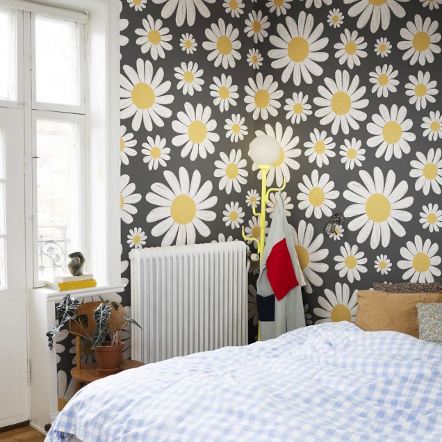Tapet cu margarete albe pe fund negru, cu un design îndrăzneț și elegant.