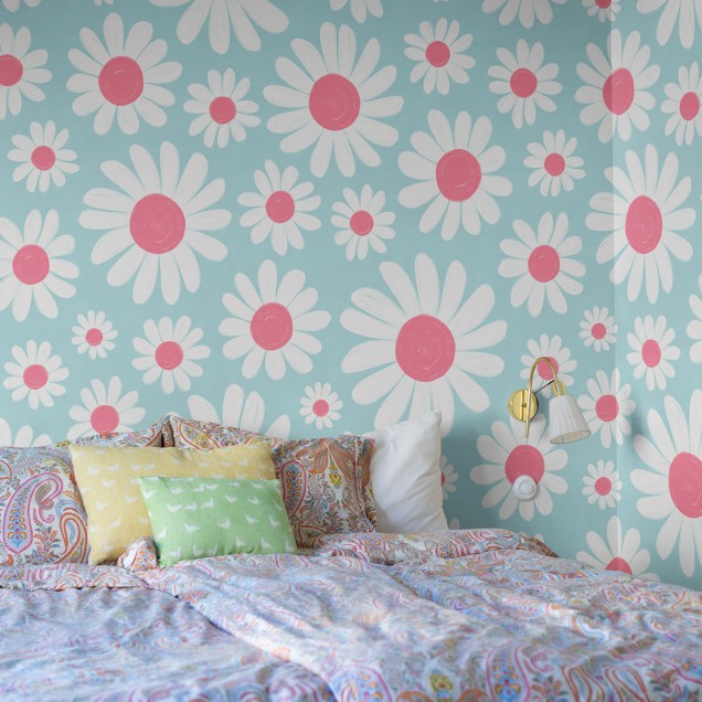 Tapet cu margarete, Dashing Daisies, Turquoise, cu fundal turcoaz delicat și flori albe cu centru roz.