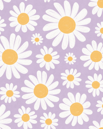 Tapet floral cu margarete albe pe fond liliac, decorand un living cu canapea maro si o masa cu flori.